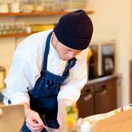 カウンターメインの店をつくりたいという想いから、キッチンとカウンターの距離が非常に近いのが特徴。「作っているのを見るのが楽しい」と来店客から評判で、オープンキッチンならではの臨場感が楽しめます。				