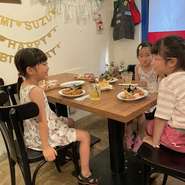 キッズランチ1000円
人気のトマトソースのパスタ1408円
お野菜や豆・お肉お魚など色々な食材をバランスよくご提供します
バギーはそのままご入店可！キッズチェアもあります！