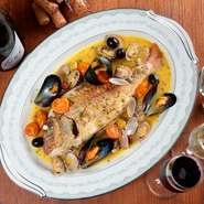 魚介の味が染み出した旨みたっぷりの『鮮魚のアクアパッツァ』