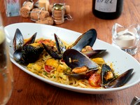 『ムール貝とアサリとミニトマト　伊産からすみがけ』