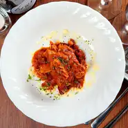 鮮度のいい牛のハチノスを取り寄せ手間ひまかけて下ごしらえしていきます。豆類を加えているので、トリッパと豆の食感が楽しめると思います。お酢の酸味、チーズのコクという絶妙なハーモニーをお楽しみください。