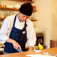 当店はカウンター越しにキッチンがあるので、料理をしながらお客さまと会話ができます。タイミングを見計らって話しかけ、会話とともに料理を楽しんでもらいたいですね。ぜひゆったりくつろぎにいらしてください。