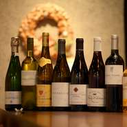 フランス産を中心に、ヨーロッパ・ニューワールド・日本など世界の上質ワインがずらり。グラスは日替わりで8種が登場し、シャンパーニュをグラスで気軽に愉しめるのも◎。天ぷらとのマリアージュは驚きの食体験に。