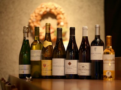 常時200本以上の魅力銘柄が集い、グラスワインも大充実