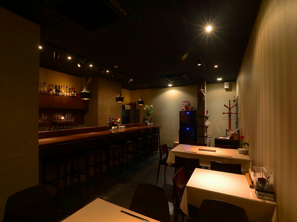 ご夫妻での食事など、二人でゆっくりワイン＆季節の味覚に憩える