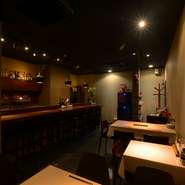 天文館通駅・高見馬場駅のどちらからも好アクセス。隠れ家のような趣のワインバーで、季節の『変わり種天ぷら』や一品料理が充実。とくに大人世代のデートスポットとして好評です。記念日ディナーにもぴったり！