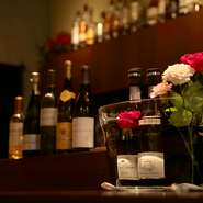 オーナーが選りすぐったワインバーならではのウイスキーやブランデーなども豊富。ウイスキーはワイン樽で寝かせた銘柄のみ。ソーテルヌ、サッシカイア樽フィニッシュなどの銘酒が集います。
