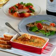 旬食材で織りなすイタリアンやフレンチベースの創作料理も多数。『季節のフルーツと生ハムとモッツァレラのサラダ仕立て』『鮎のコンフィ』『タカエビのアメリケーヌソースのグラタン』など季節ごとの味覚も愉しみ！