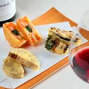 多彩なワインに合うアイデア満載の天ぷらが多数。トマト・モッツァレラ・バジルの『カプレーゼ』バルサミコ酢をきかせた『豚肉の大葉巻』粒マスタード入り『れんこん』など初めて出会う味とペアリングの妙に酔えそう