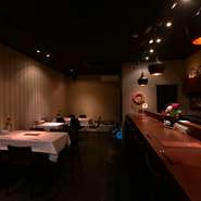 多彩なワインと天ぷらを満喫する一軒目から、お酒中心で愉しむ二・三軒目まで、幅広いシーンに向く店。ソムリエの店主が選りすぐったワイン、ワイン樽熟成のウイスキー、ブランデーなど、世界の銘酒が集うのも魅力。