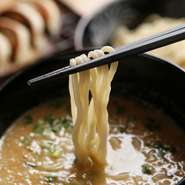麺は、北海道産小麦100％の自家製麺。スープに絡みやすい太麺で緩やかに波打っています。つけ麺用の麺はすすって食べやすい長めの麺、『塩ラーメン』には特別に製麺した細麺を使用するといった使い分けも徹底。