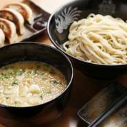 並盛り240gと中盛り320gが同一料金のつけ麺。リーズナブルに絶品ラーメンを満喫できます。つけ麺のあつもりの場合は、冷めたり、麺同士がくっつかないようにと、ゆで汁に入れて提供。細やかな気遣いが感じられます。