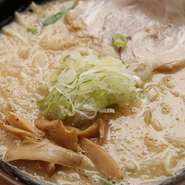 ニンニク多めのパンチのあるスープが人気です。本店と同じオリジナルブレンドの味噌を使用しており、味噌のコクと背脂の甘みが口いっぱいに広がるこってり味。トッピングも味がしっかり馴染んだ絶品ラーメンです。