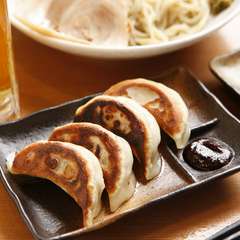 香ばしく焼き上がった『餃子』。肉汁が溢れる逸品