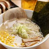 あっさりとしたスープが自慢の当店オリジナルメニュー。麺は、このスープに合わせて製麺した専用の細麺を使用しています。太麺が苦手な方や女性にも好評です。飲んだ後の〆にもおすすめ。ぜひ一度ご賞味ください。