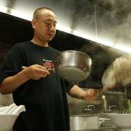ラーメンは気軽な食べ物だからこそ、時間がないときでも食べられるように、なるべく早く、お待たせせずに提供することを意識。通りがかりに気兼ねなく入ってもらえるよう、気取らない雰囲気も大切にしています。