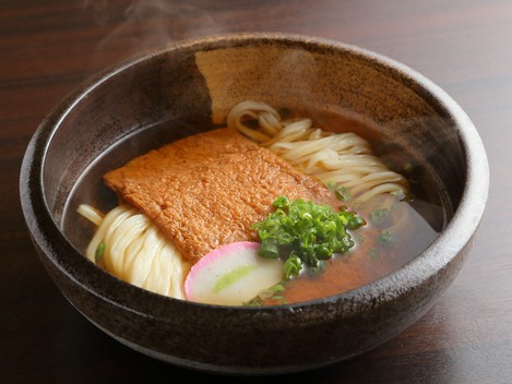 大判のお揚げの乗ったうどんの定番『きつねうどん』