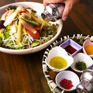 「お客様自身で料理を完成させる」をコンセプトに、遊び心溢れる料理が揃っています。お1人さまから家族連れ、少人数の集まりや大人数での宴会など、さまざまなシーンで利用できます。