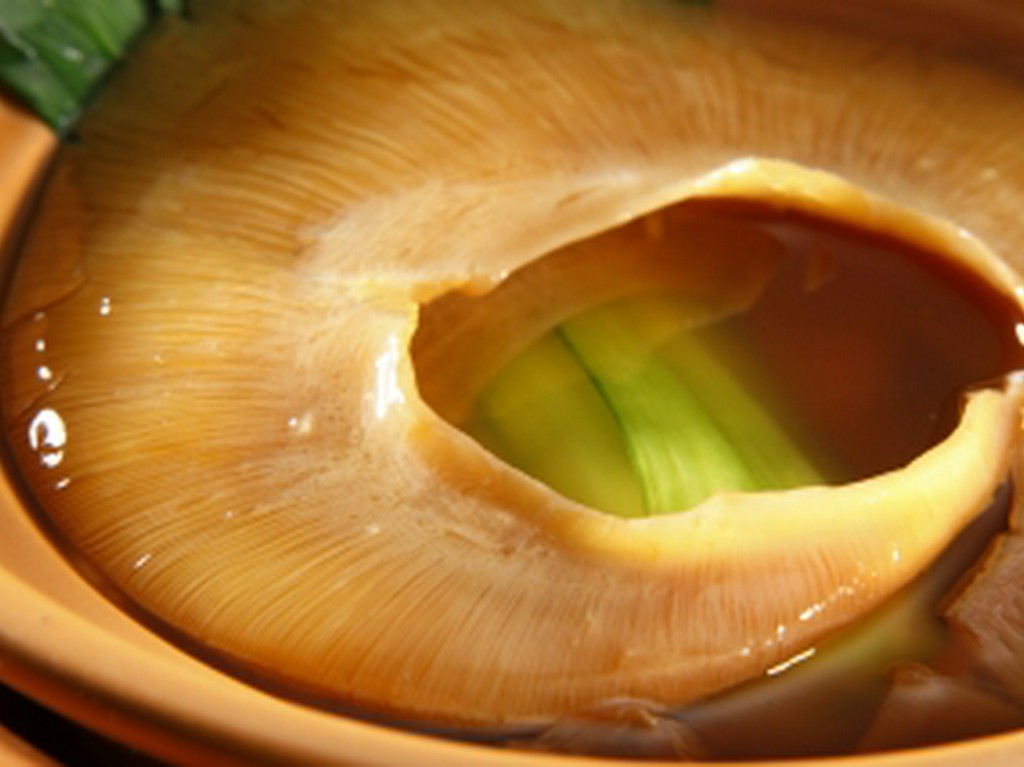 和風仕立てでコク深い味わいがやみつきになる『ふかひれの姿煮』