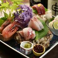島根県の浜田漁港や鳥取県の境港から直送で届く鮮魚を使用した豪華な一皿。季節や仕入れ状況で内容が異なります。写真は中トロ、ハモ、かんぱち、ヒラメ、甘海老。三種盛りもあります。