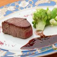 信頼の置ける築地の精肉店から、その時々の最良の和牛を仕入れています。近江牛や仙台牛などのA4・A5和牛赤身の内ももにこだわり、スロベニア産ピランソルトと赤ワインソースでいただきます。