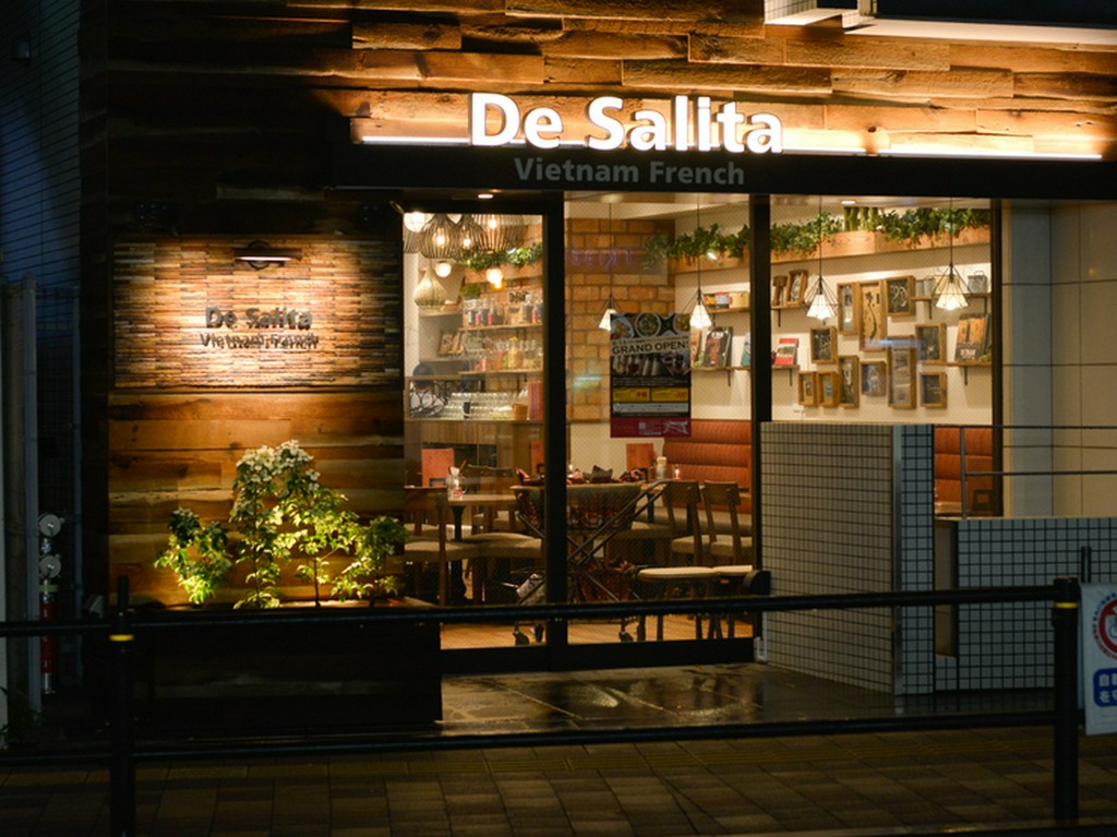 木目とやわらかい照明が、お洒落で落ち着きある空間をつくる