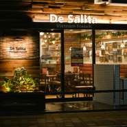 レンガ組みの外観を見ても、ここが素敵なつくりの店であることがわかります。木がふんだんに使われたお洒落な店内には、効果的なデイスプレイや眼に優しいライティングが加わり、落ち着いた雰囲気が漂います。
