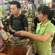 今回は、本場ベトナムに食材・調味料の調査を目的として現地に行ってきました！

上の写真は、シェフが現地にて食材を調達している風景です。
本場でしか購入できない貴重な調味料などを調達してきました。

当店は、ベトナム料理を美味しく、出来る限り本場に近い味でご提供できるよう努めております。

ぜひ当店のベトナムフレンチ料理をお楽しみください！