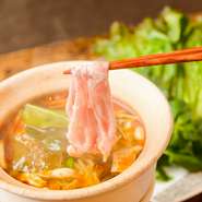 香り高い『ベトナム風牛すじ大根』の香辛料、『豚肉とキノコの森の薬膳お酢しゃぶしゃぶ』に使う酢や魚醤、ベトナムコーヒーの豆などは、本物の味を提供すべく直輸入を使用。厳選した国産食材との相性も抜群です。