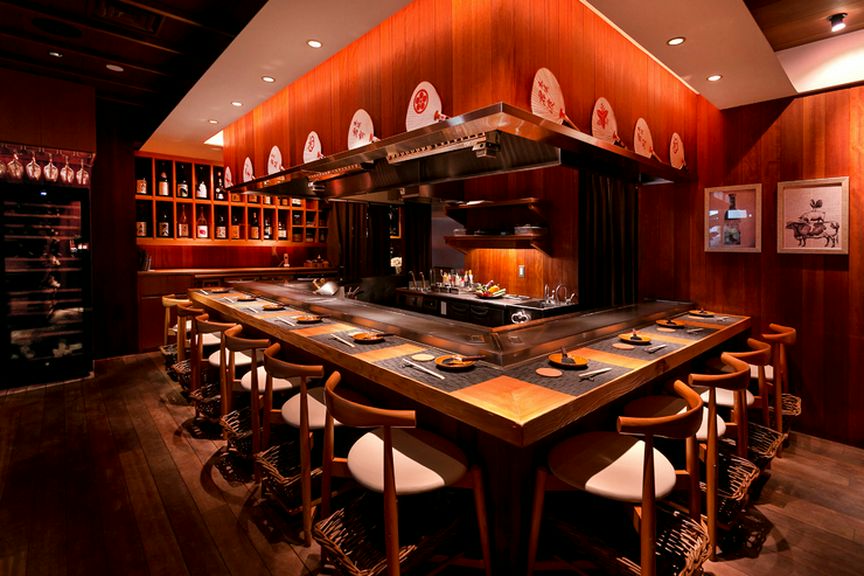 カウンター席では、目の前の鉄板でスタッフが焼き上げる