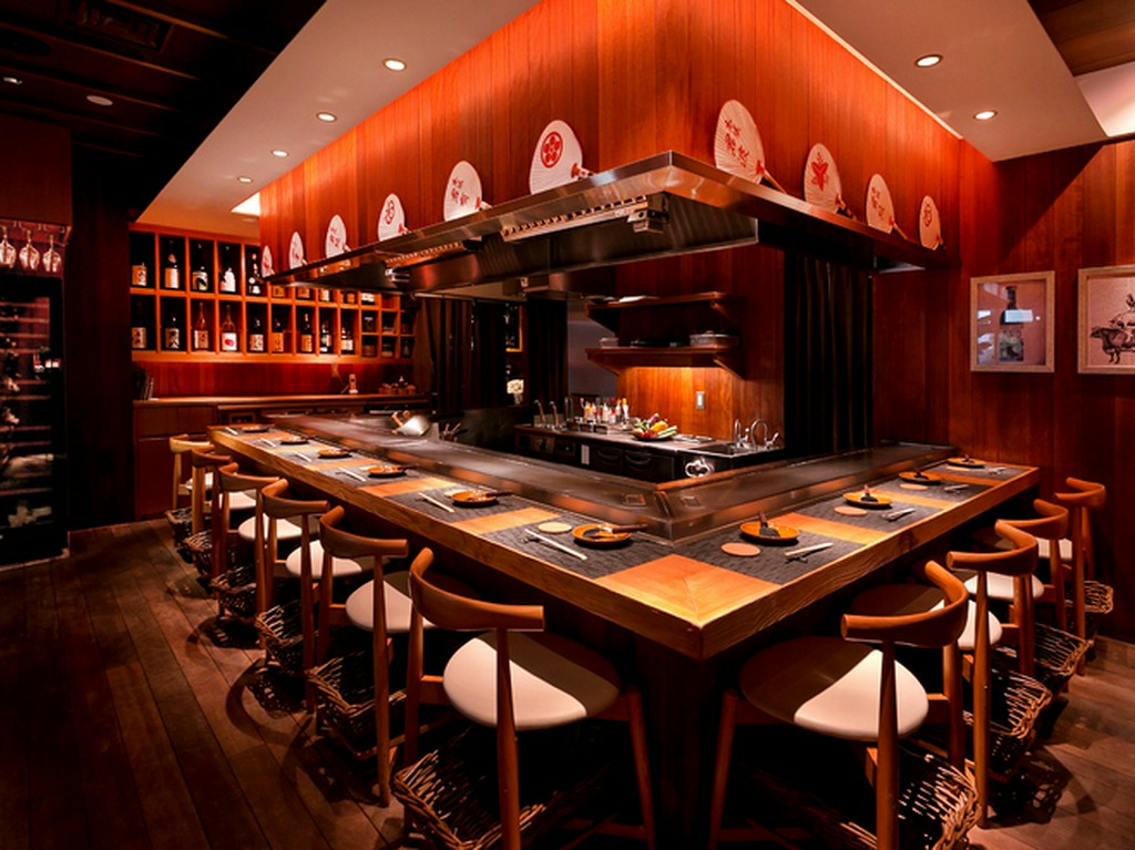 カウンター席では、目の前の鉄板でスタッフが焼き上げる