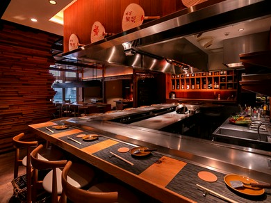 カジュアルな雰囲気の中、極上食材の鉄板焼きを楽しめる