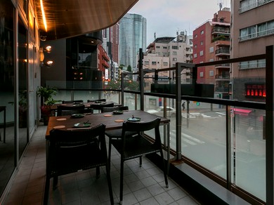 都会の夜を楽しみながら、こだわりの鉄板焼を満喫