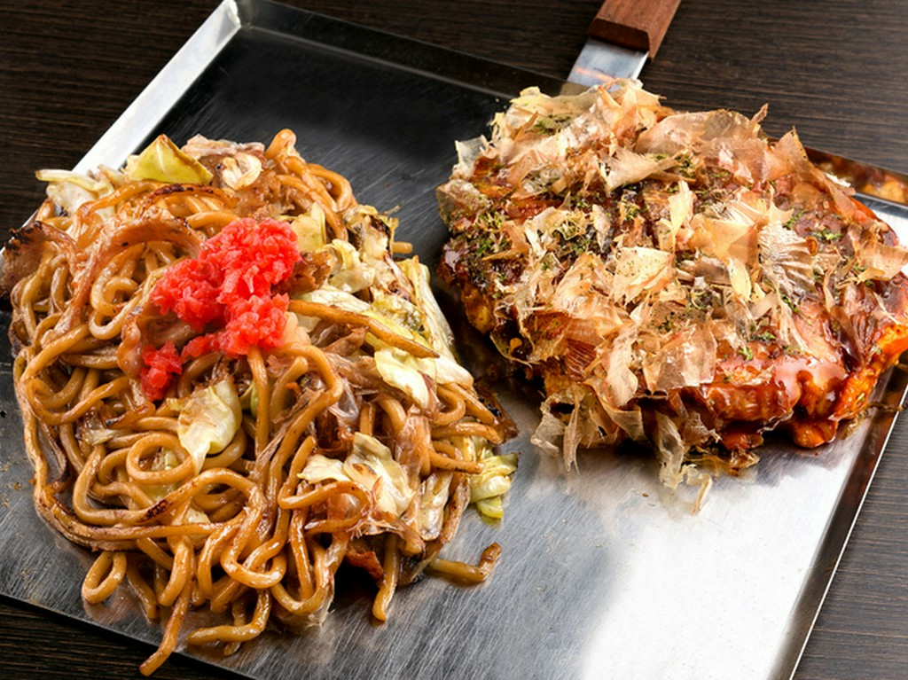 「浅草開花楼特製生めん　ふっとい焼きそば」使用『豚のやきそば』、ふわふわの『王道　豚のお好み焼き』