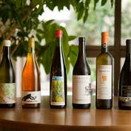 セラーに並んだワインは日本産3割・イタリア産7割で、ラインナップは150種類ほどと圧巻！カジュアルな銘柄から高級品まで幅広く、料理に合うワインはソムリエが選んでくれます。もちろん購入も可能です。
