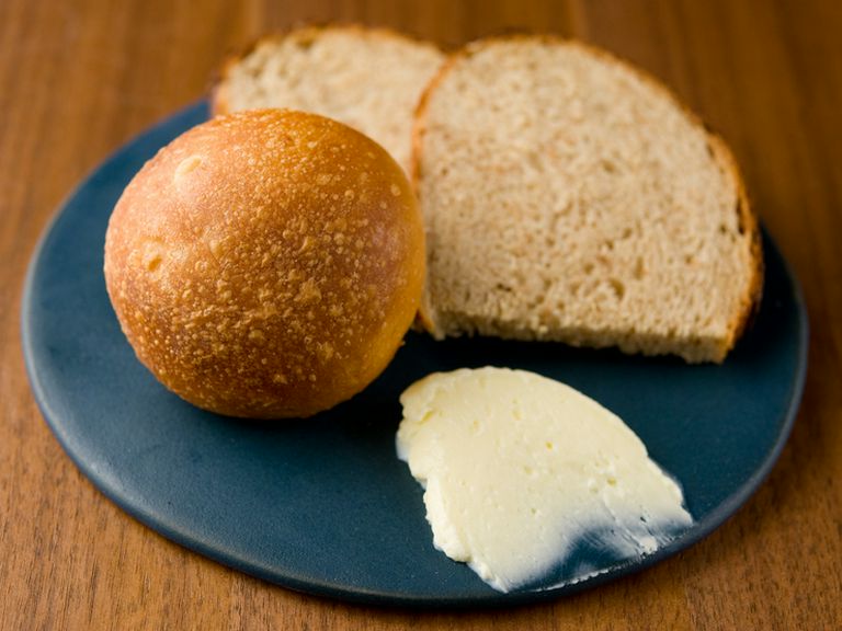 ほのかな酸味の『自家製のパン2種と自家製の発酵バター』