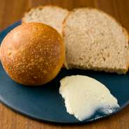 ワイナリーから譲り受けた天然酵母で発酵させた自家製パンは、長野の「ゆめちから」とイタリアの全粒粉を使った2種類があり、どちらもほのかな酸味が特徴。自家製の発酵バターとの相性も最高です。