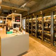 店で使用している加工品や調味料、ワイン、食器、エプロンなどの雑貨品を販売するコーナー。レストランで味わうだけでなく「食文化や生産地のことを考えていただくきっかけになれば」との想いがこもっています。