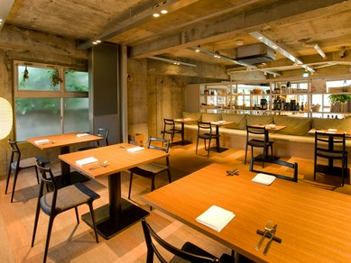 スタイリッシュでくつろげる店内