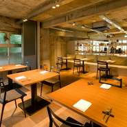 尊敬する生産者の食材を使った多彩なイタリア料理を味わいながら、ワイングラス片手に特別なひと時を。次々と登場する美食の数々に、お酒が進んで会話も弾むことでしょう。
