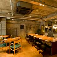 中央の12人掛けの大テーブルは、一人客のカウンターからイタリア風の大家族の食卓までさまざまに使えます。