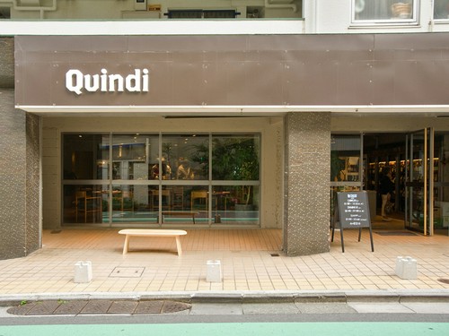 ガラス張りのシックで入りやすい外観