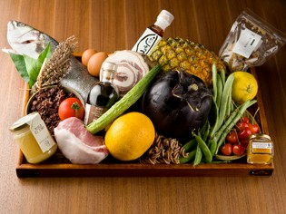 生産現地に足を運び、生産者と共感した野菜や肉を食材に