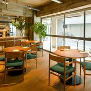 丸テーブルのソファ席や、ブラインドで仕切れば個室風になるフロアがあり、ファミリーや女子会の利用などにオススメです。0歳の赤ちゃんも歓迎で、自慢のお子様セットも人気です。