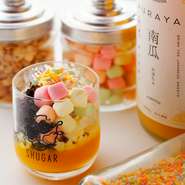 カラフルなカラースプレーや甘いチョコソース、ふわふわのマシュマロなど美味しくて可愛らしいトッピングが豊富に揃います。あれもこれもと欲張って、オリジナルスイーツをつくってみてはいかが？
