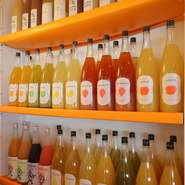 石川県能登の梅、奈良県の南高梅、佐賀県産の梅を使った梅酒。さらに、愛媛産のみかん、和歌山産の白桃、岩手県産のりんご、広島産のレモン等々…。お酒で、全国の美味しいものを知ることができます。