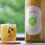 熱を加えず（コールド）、低速回転の圧力（プレス）でつくられるジュースがコールドプレスジュース。その特性を生かした、ゴロゴロと果肉感のあるお酒。そのままフルーツを食べているかのような贅沢な美味しさです。