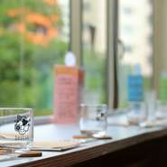 フォトジェニックな店内やカラフルなお酒はもちろん、撮影用のパネルもご用意しております。ステキに盛り付けた料理と共に、ぜひSNSで発信してください。