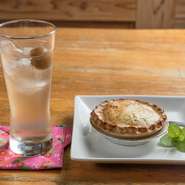 今帰仁産または沖縄産の野菜など地元野菜を駆使した、ここならではのメニューが充実。カレー風味のひき肉とお芋が入った『サモサ』や、『自家製梅サワー』など、こだわりの自家製料理を満喫できます。