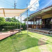 ワルミの小高い丘の上に立っているため、乙羽岳の夕日を綺麗に眺められる【やんばるHotCafe】。天気の良い日は東シナ海の水平線が見える程眺望が良く、テラス席は風が渡って気持ちが良い空間です。